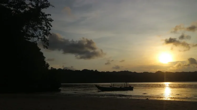 Perahu Wisata Teluk Penyu Layani Rute Pantai Pasir Putih