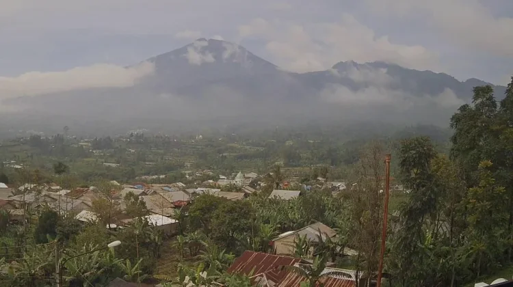 Pendakian Gunung Slamet Ditutup, Warga Beraktivitas Seperti Biasa
