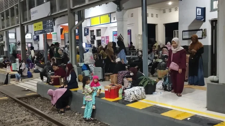 Sebanyak 586 Penumpang Anjloknya KA Bangunkarta Dialihkan Menggunakan Bus