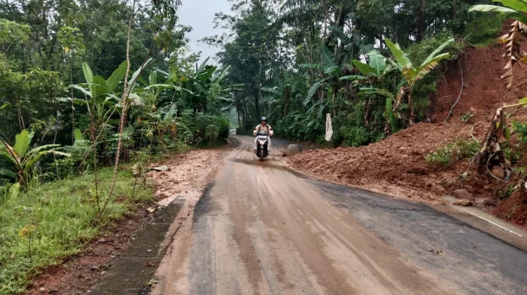 Hujan Deras Picu Longsor di Banyumas, Akses Jalan Patikraja–Jatilawang Terganggu