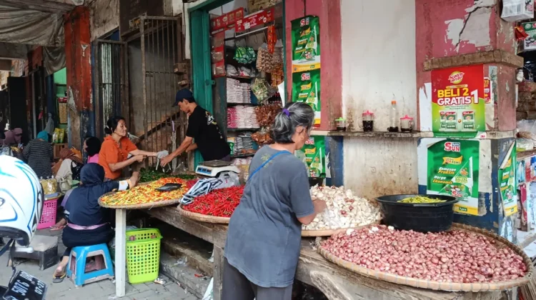 Harga Bahan Pokok di Pasar Wage Mulai Stabil