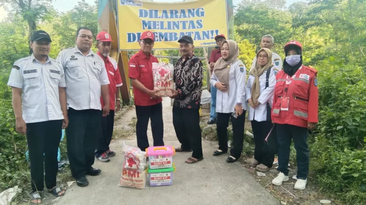 PMI Kabupaten Tegal Salurkan Bantuan untuk Warga Terisolir di Balapulang