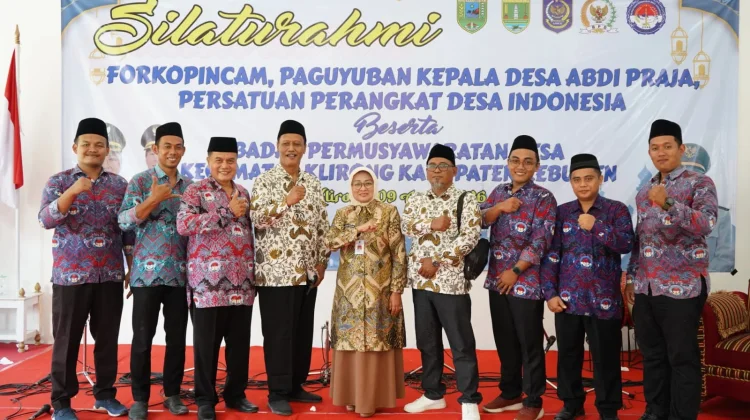 Bupati Kebumen Serahkan Tali Asih untuk 8 Perangkat Desa Purna Tugas