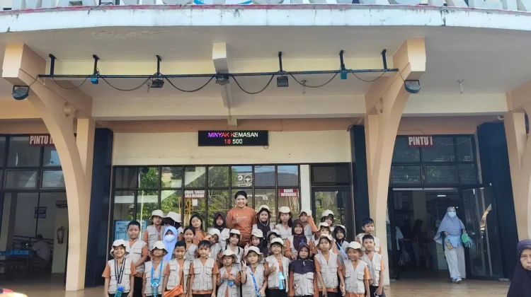 Outing Class SD Negeri 1 Sokanegara Latih Siswa Atur Keuangan
