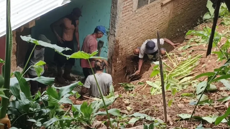 Longsor Terjang Rumah Warga di Gandatapa, Satu Korban Luka Ringan
