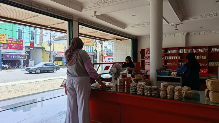Harga Kemasan Naik, Getuk Goreng Tetap Andalkan Besek