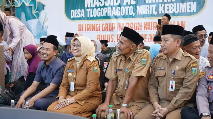 Bupati Kebumen dan KH Anwar Zahid Sapa Ribuan Jemaah di Mirit