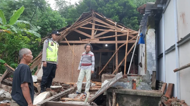 Rumah Kosong di Kebumen Roboh Diterjang Hujan Angin