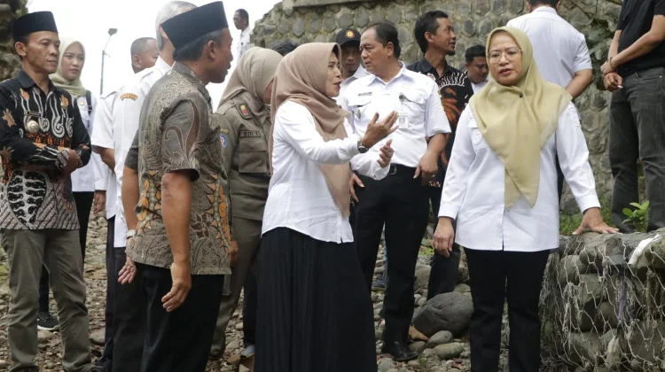 Pulihkan Irigasi 480 Hektar Sawah, Warga Pasang "Dekem" di Sungai Merawu lagi