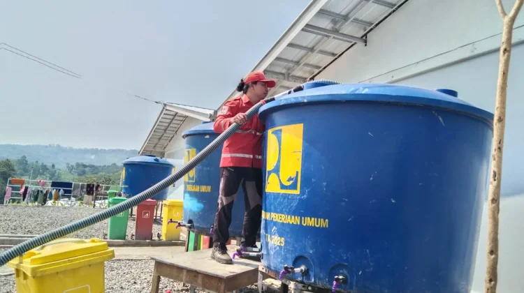 PMI Kabupaten Tegal Distribusikan Air Bersih ke Warga Terdampak Tanah Bergerak
