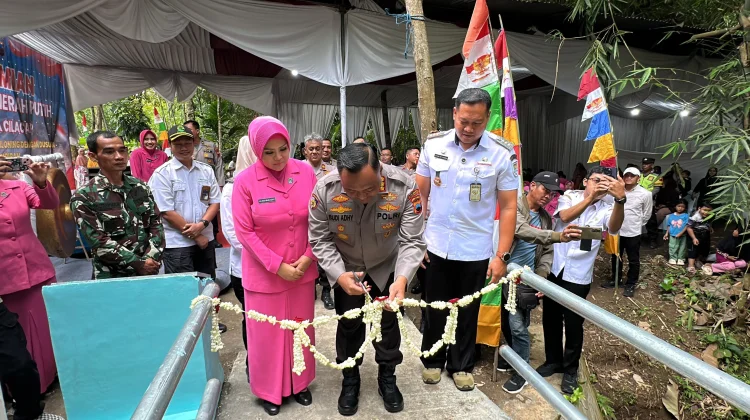 Polresta Cilacap Resmikan Jembatan Merah Putih di Gandrungmangu