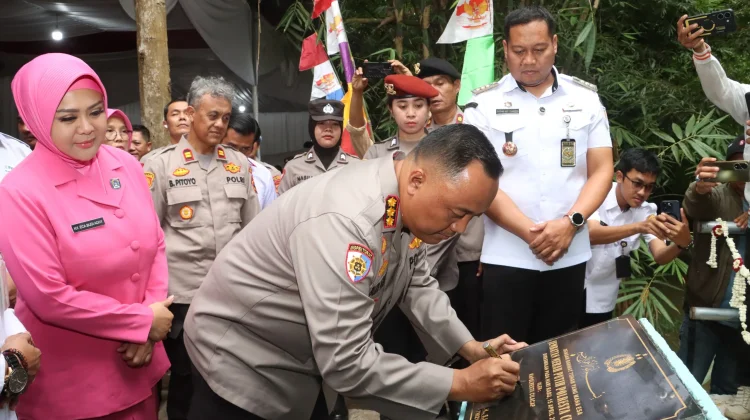 Polresta Cilacap Resmikan Jembatan Merah Putih di Gandrungmangu