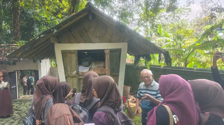 SMAN 1 Rembang Jelajah Sejarah di Desa Pekiringan