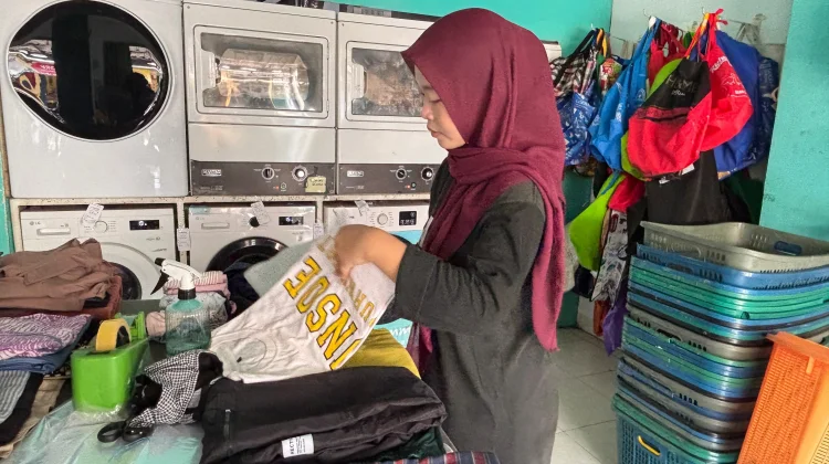 Harga Plastik Naik, Usaha Laundri Terdampak