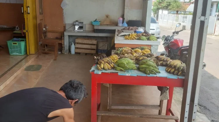 Penjual Umbi-Umbian Mentah Bertahan di Tengah Persaingan Pasar Modern