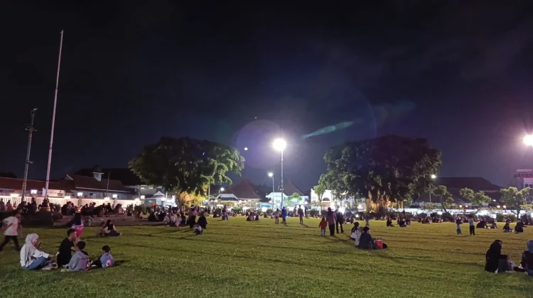 Pembukaan Area Rumput Alun-Alun Untungkan Pelaku UMKM
