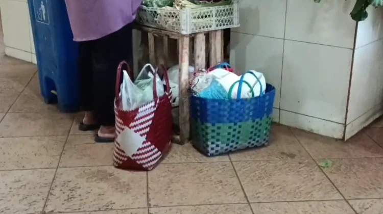 Efek Plastik Mahal, Pembeli Pilih Bawa Tempat Sendiri