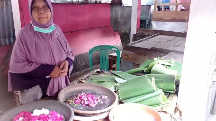 Harga Plastik Naik Pedagang Beralih ke Daun