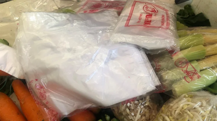 Harga Plastik Melambung Tinggi, Pedagang Pasar Kurangi Pembelian Plastik Kresek