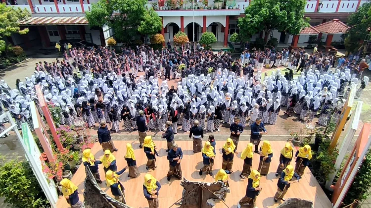 Semarak Hari Kartini di SMPN 1 Maos: Berkarya, Berbudaya, dan Berdaya
