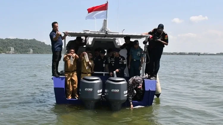 Lanal Cilacap dan PSDKP Lepas Ribuan Benih Lobster Hasil Penyitaan