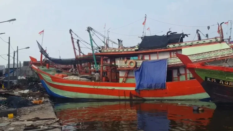 Harga Solar Non-Subsidi Naik, Banyak Nelayan Tegal Tunda Keberangkatan Melaut