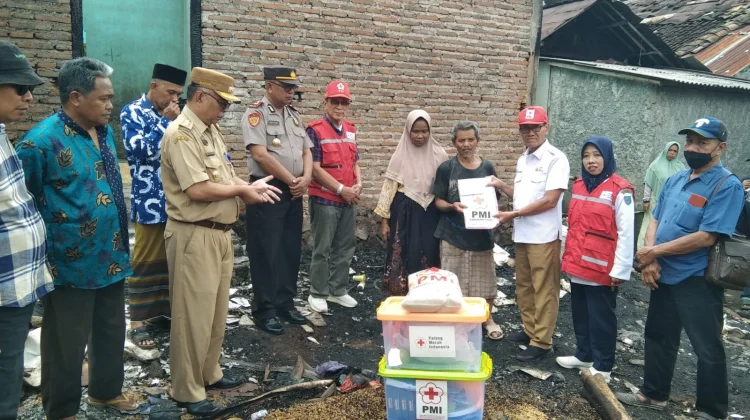 PMI Kabupaten Tegal Salurkan Bantuan Korban Terdampak Kebakaran di Jatinegara
