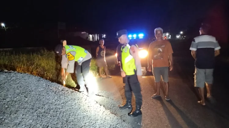 Cegah Kecelakaan, Polisi Polsek Bukateja Bersama Warga Evakuasi Tumpukan Batu