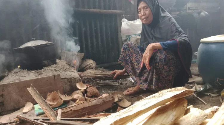 LPG 12 Kg Kian Tak Terjangkau, Gas Melon Diserbu dan Kayu Bakar Kembali Membara