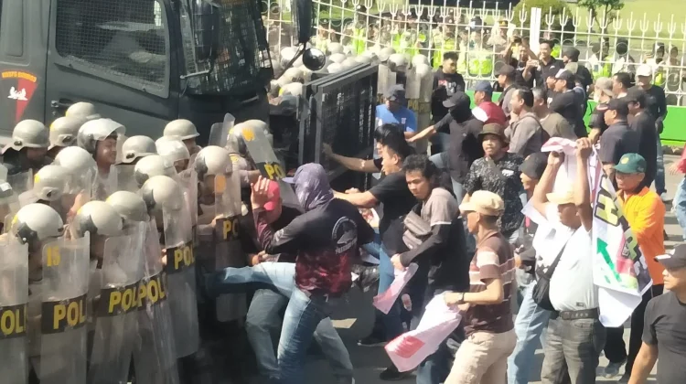 Perkuat Kesiapan, Polres Tegal Gelar Simulasi Pengamanan di Depan Pemkab Tegal