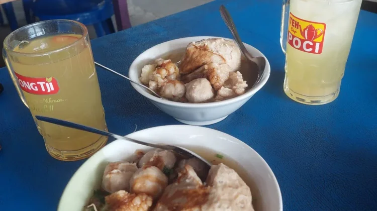 Nikmatnya Bakso Pak Ais, Kuliner Andalan Desa Pesawahan