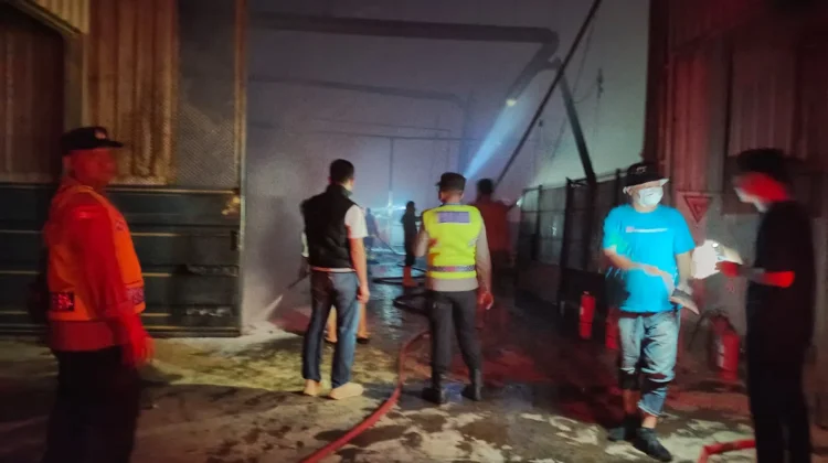 Kebakaran Gudang Produksi di Kramat Tegal, Kerugian Mencapai Rp15 Miliar
