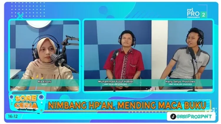 Daripada Bermain HP, Lebih Baik Membaca Buku