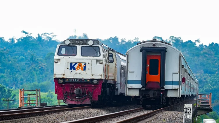KA Argo Bromo Anggrek Tertemper Mobil di Jalur Panunggalan-Kradenan