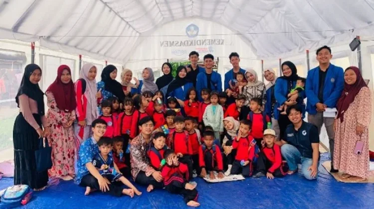 Mahasiswa Gelar Sekolah Darurat Pascabanjir di Batuhula