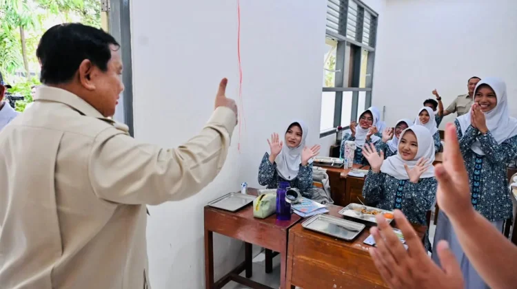 Prabowo Tinjau SMAN 1 Cilacap, Pastikan Revitalisasi dan MBG Berjalan Baik