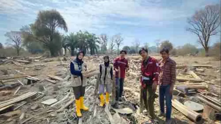 Mahasiswa UMP Olah Limbah Kayu Jadi Briket di Desa Batu Hula, Batang Toru