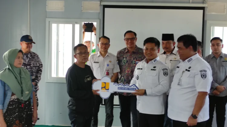 Pemkab Tegal Menyerahkan 456 Unit Huntara kepada Warga Desa Padasari