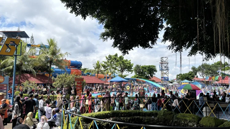 Diskon Hari Buruh, Ribuan Warga Purbalingga Serbu Owabong