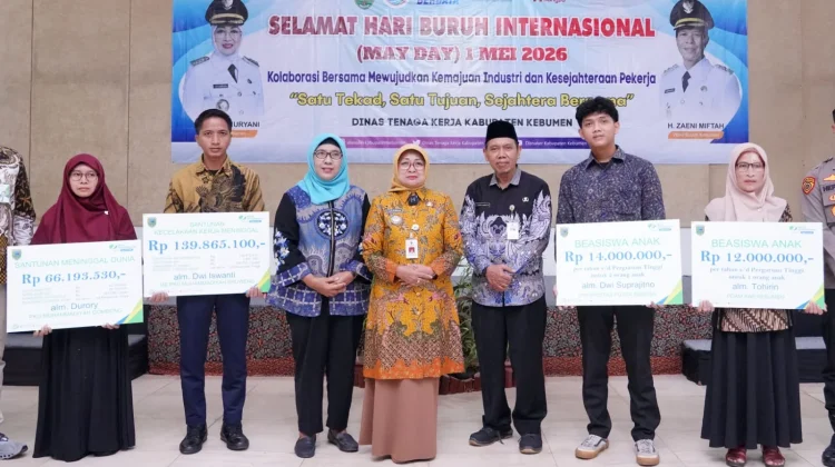 May Day Kebumen, Ahli Waris Pekerja Terima Santunan dan Beasiswa Pendidikan