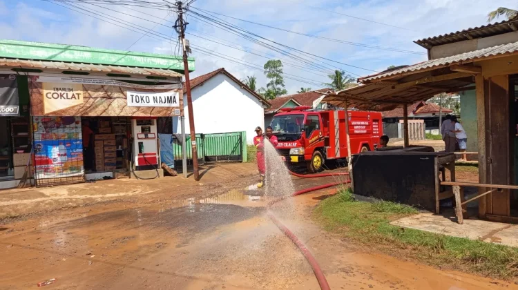 Jalan di Desa Cibeunying Tertutup Lumpur, Damkar Cilacap Lakukan Pembersihan