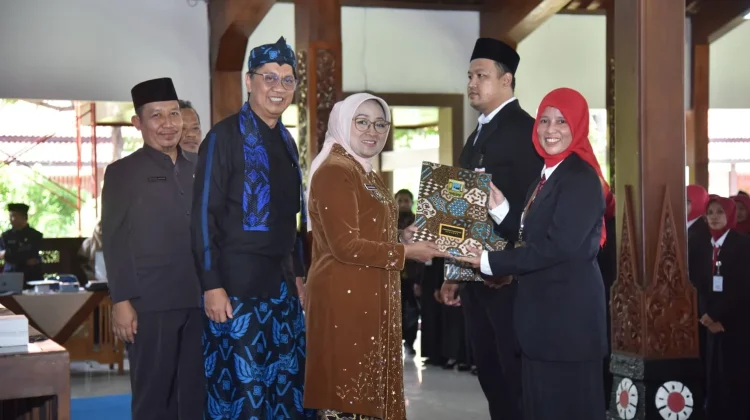 Momen Hardiknas, Bupati Kebumen Lantik 242 Kepala Sekolah di Pendopo Kabumian