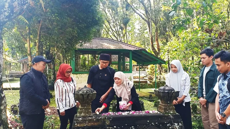 AGSI Ziarah ke Makam Rektor Pertama UI di Wonosobo