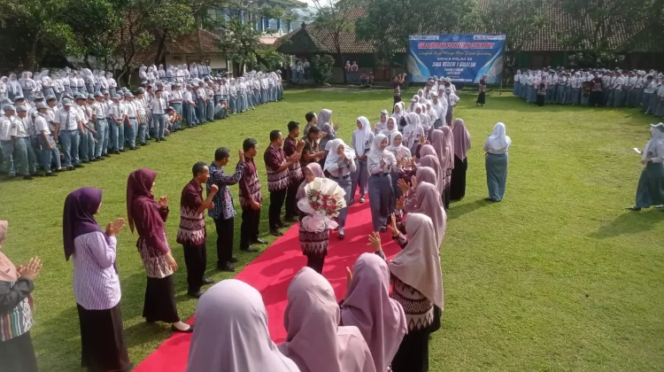 Penuh Haru, SMAN 1 Sigaluh Lepas Siswa Kelas XII