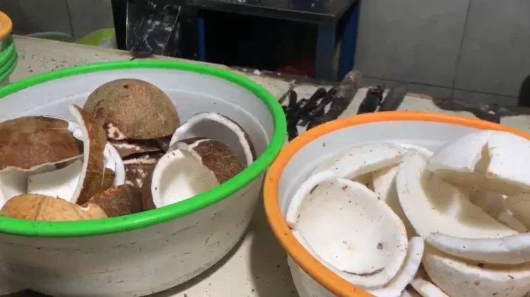 Jelang Idul Adha, Harga Kelapa Parut di Pasar Manis Masih Stabil