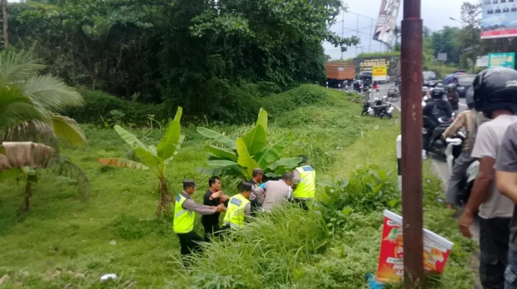 Pemuda Ditemukan Tergeletak di Kebun, Polisi Polsek Mrebet Evakuasi ke Rumah Sakit