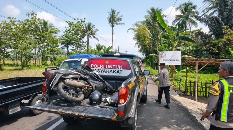 Polsek Karanganyar Lakukan Penanganan Awal Kecelakaan Tunggal Pemotor Meningga