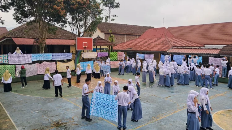 Siswa Kelas X SMAN 1 Karangkobar Unjuk Kerativitas Melalui Batik Shibori