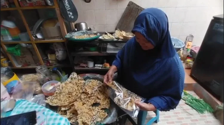 Sisihkan Rp5.000 Sehari, Tekad Penjual Peyek Ini Berbuah Tiket Naik Haji