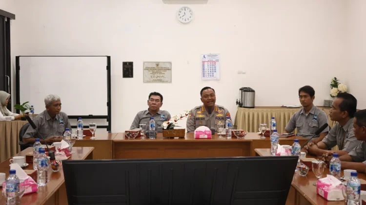 Polresta Cilacap Silaturahmi dengan Nelayan, Bahas BBM hingga Kamtibmas Pesisir